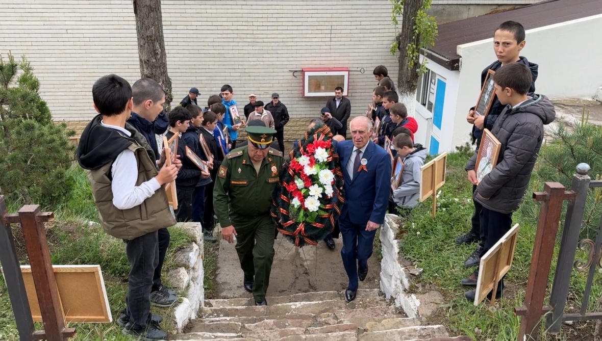 Празднование Дня Победы в Чародинском районе началось с торжественной церемонии возложения венка к памятнику